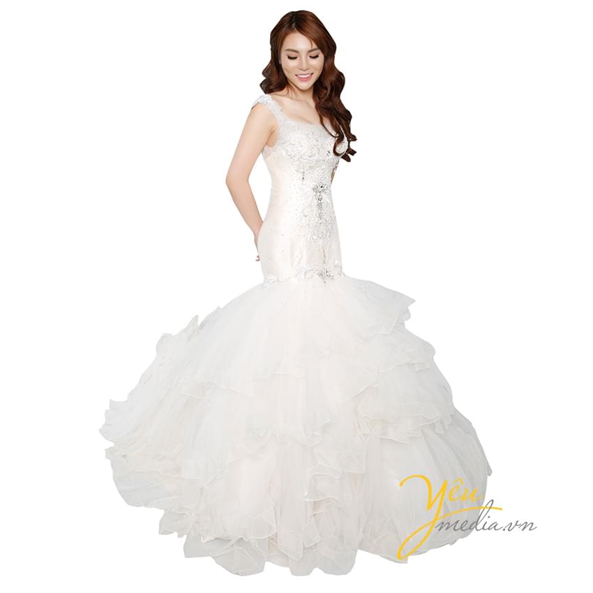 váy cưới màu be đính đá, đuôi cá phồng dài