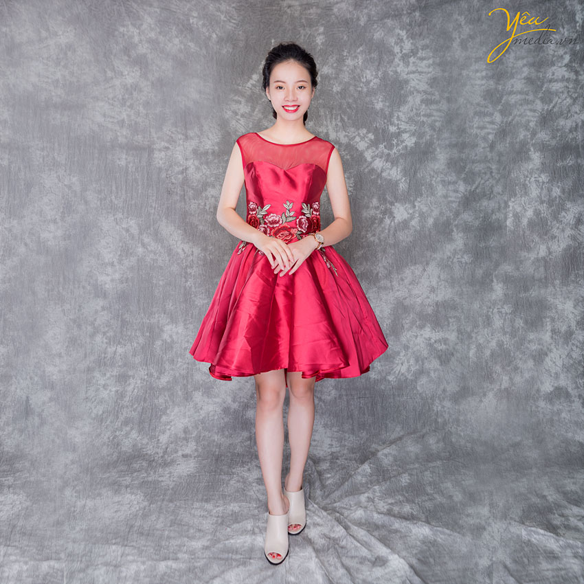 thiết kế tinh tế, trẻ trung, màu đỏ nổi bật làm tôn lên nước da trắng