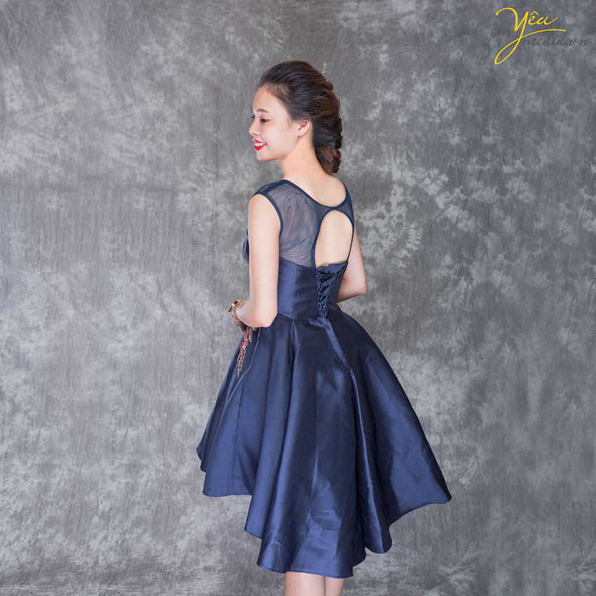 họa tiết thêu hoa tạo điểm nhấn ở vòng eo làm nổi bật vóc dáng thanh mảnh