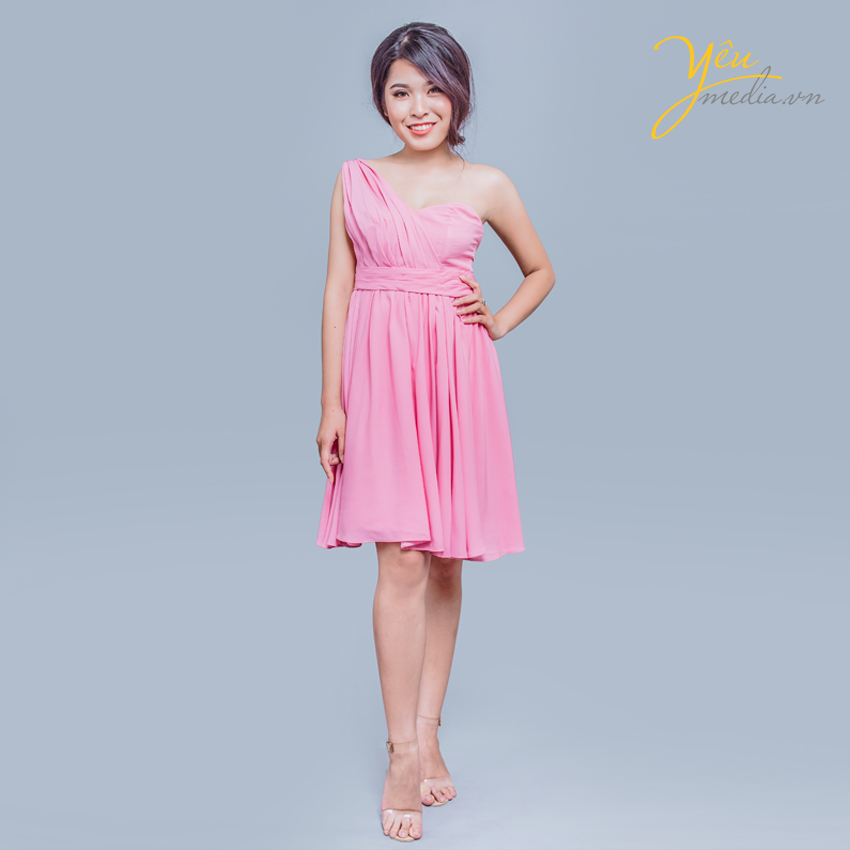 thiết kế vai lệch giúp phù dâu thêm phần gợi cảm, quyến rũ