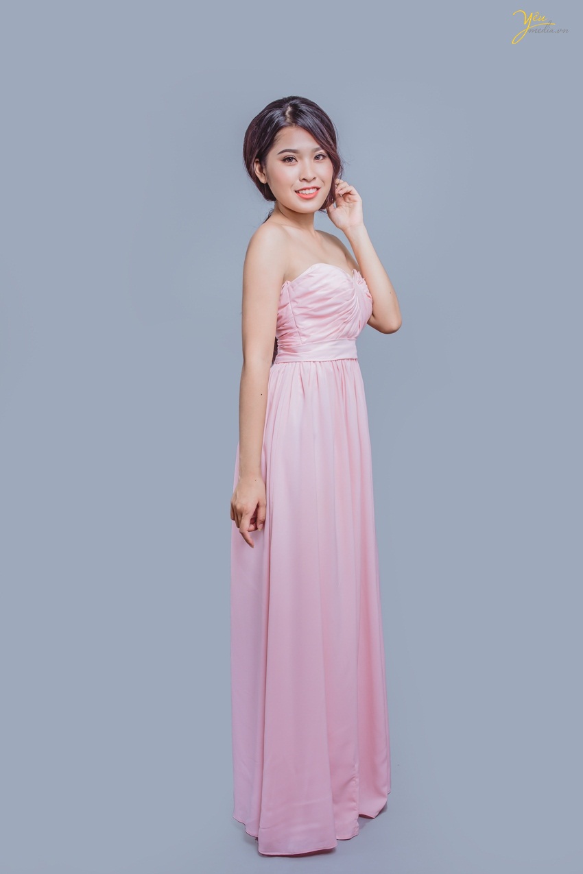 màu hồng phấn nhẹ nhàng, thiết kế dáng dài đơn giản tạo vẻ thanh lịch cho phù dâu