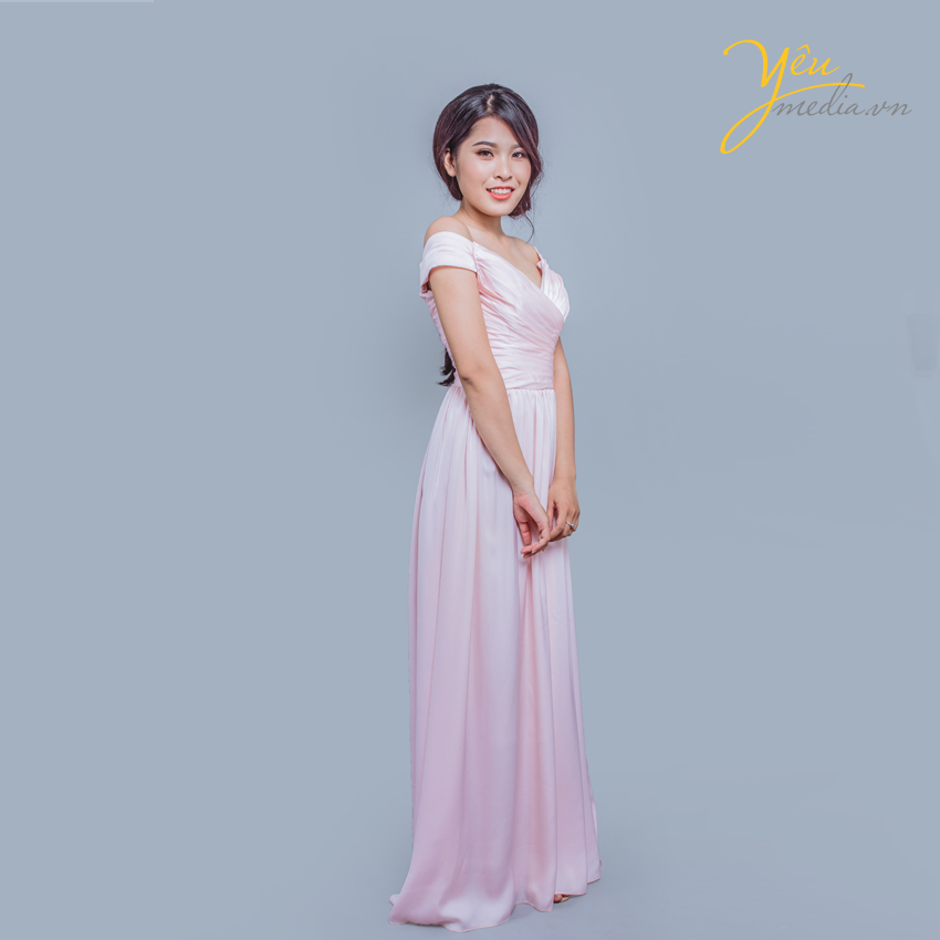 Dáng dài nhẹ nhàng tôn lên vẻ đẹp thanh lịch, nữ tính