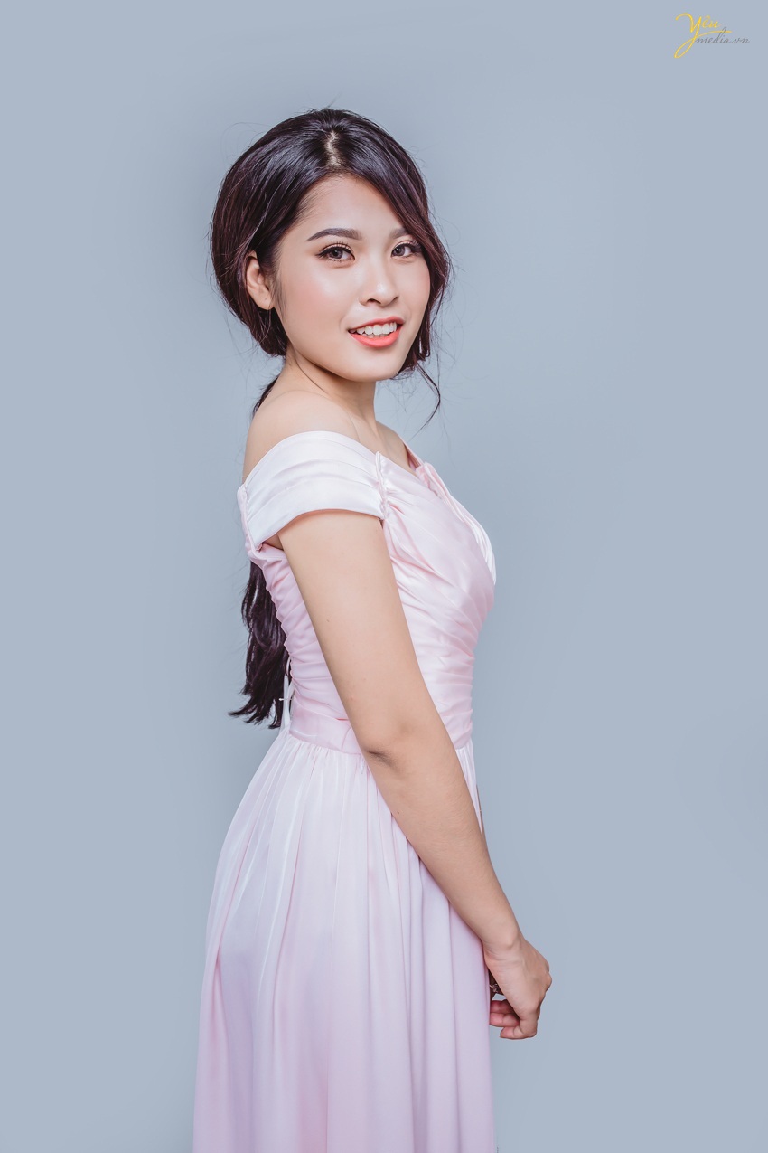 thiết kế trễ vai nhẹ nhàng khoe bờ vai thon gọn, gợi cảm cho phù dâu