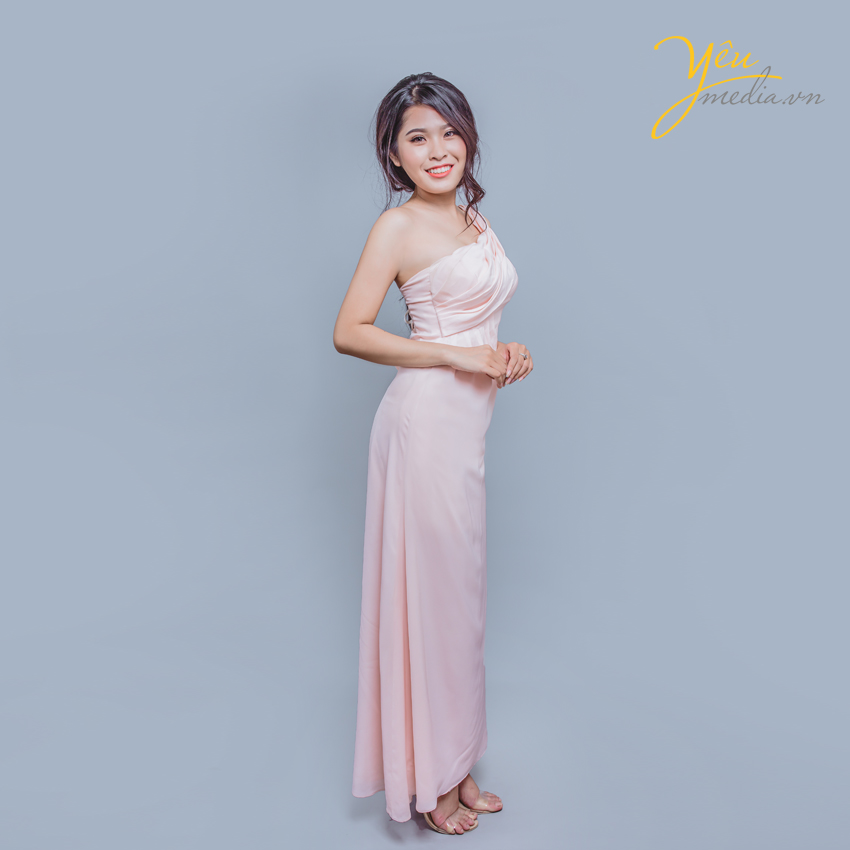 thiết kế lệch vai quyến rũ, gợi cảm