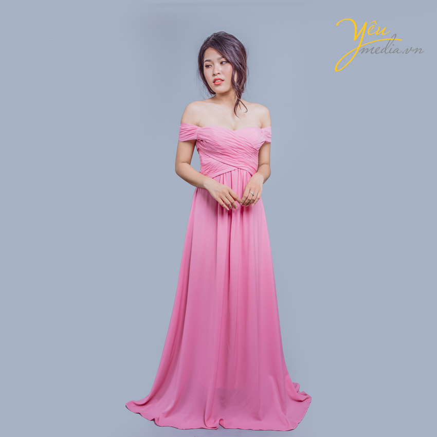 thiết kế trễ vai gợi cảm giúp phù dâu khoe trọng bờ vai thon