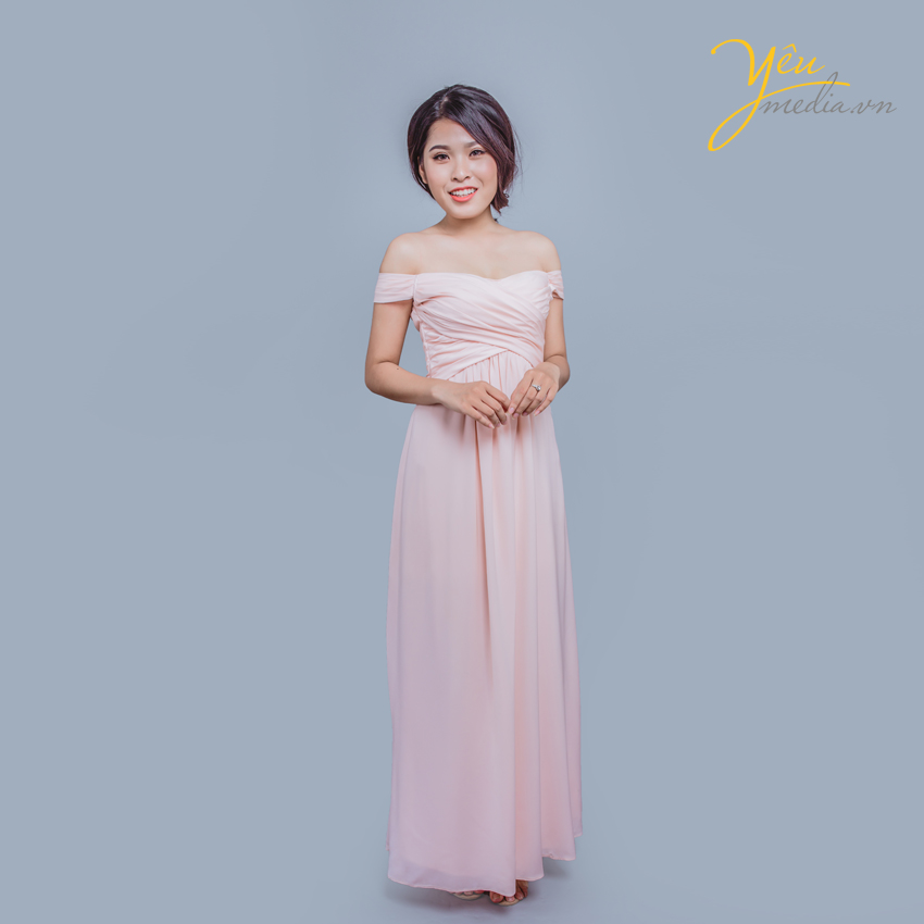 Gam pastel rất tôn màu da cùng thiết kế trễ vai gợi cảm