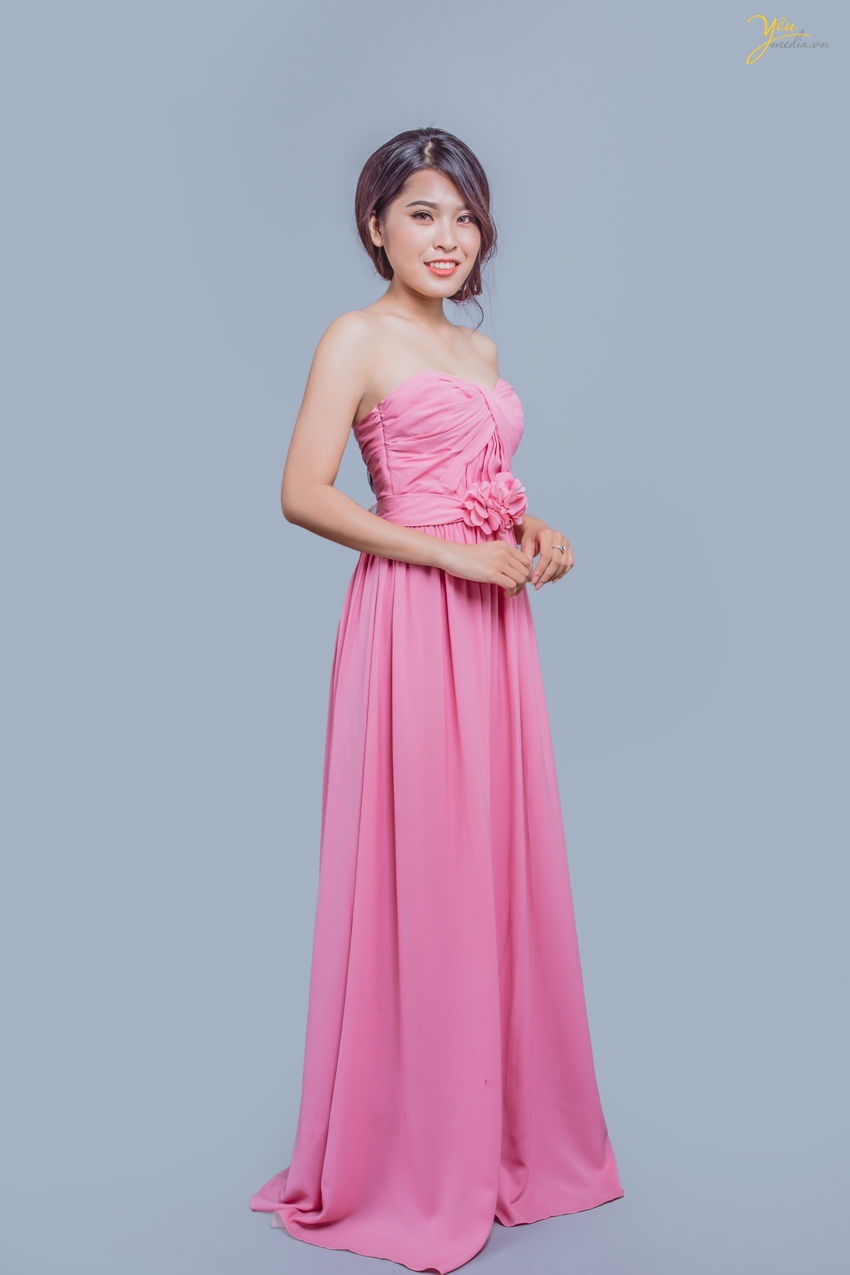 màu hồng ngọt ngào lãng mạn, điểm nhấn nhẹ nhàng ở eo tôn lên vóc dáng cho người mặc