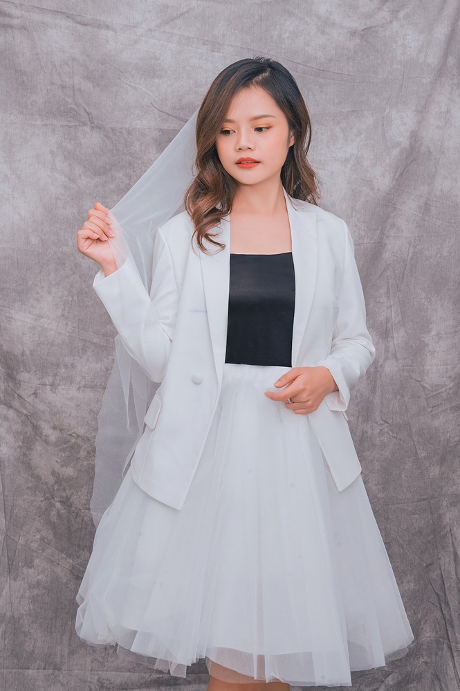Bộ váy cưới Cynthia này đang là một trong những lựa chọn hàng đầu tại Yêu Media. Sự quyến rũ, nữ tính và dễ thương là một trong nhiều cảm xúc mà chiếc váy này mang lại cho bạn. Nó đem lại cho các cô dâu sự thoải mái và sang trọng, giúp các cô dâu gỡ bỏ được mối lo về sự vướng víu khi đi chào khách ở bàn tiệc hoặc khi nhảy múa cùng bạn bè.