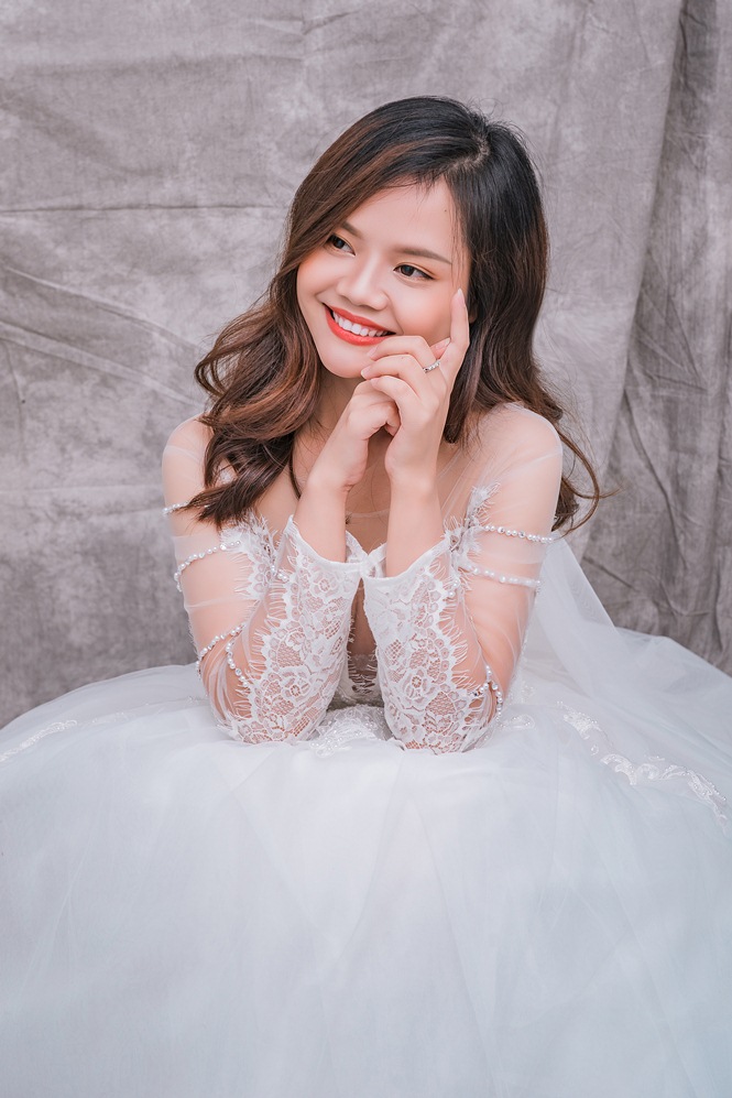 Váy Peony có tay phủ ren mỏng vừa che được đôi vai gầy của cô dâu, giúp giữ ấm vào mùa đông và tạo nét sang trọng, quý phái.  Kiểu dáng váy Peony đang được các cô dâu ưa chuộng bởi nó phù hợp với không gian tiệc cưới rộng lớn được tổ chức ngoài nhà hàng.