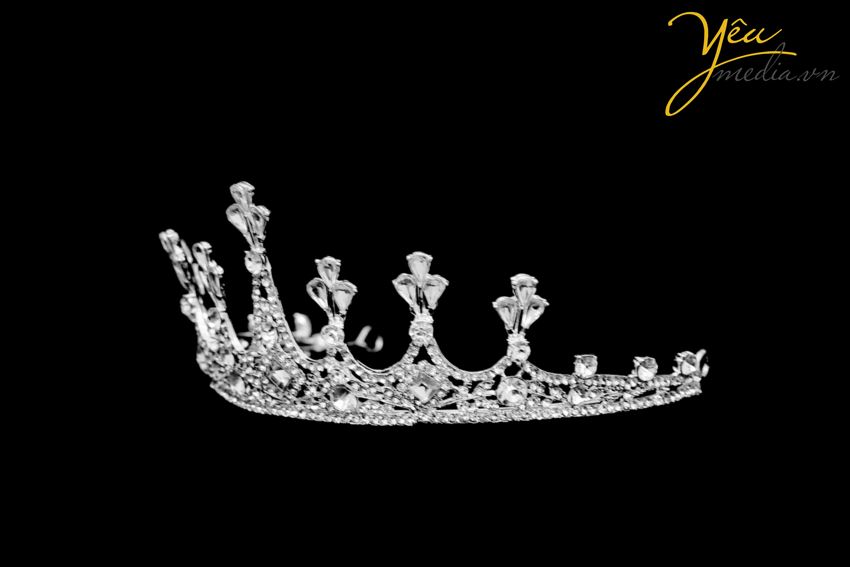 Bán và cho thuê Vương miện Vua, Vương miện Hoàng hậu, Vương miện công chúa, Vương miện Hoa hậu, Vương miện Á hậu, Vương miện cho người lớn và trẻ em, Vương miện cô dâu, Vương miện chụp ảnh cưới... với Nhiều màu sắc, nhiều chất liệu, nhiều hoa văn chỉ có duy nhất tại Yêu Media.