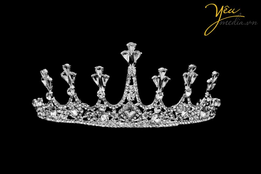 Bán và cho thuê Vương miện Vua, Vương miện Hoàng hậu, Vương miện công chúa, Vương miện Hoa hậu, Vương miện Á hậu, Vương miện cho người lớn và trẻ em, Vương miện cô dâu, Vương miện chụp ảnh cưới... với Nhiều màu sắc, nhiều chất liệu, nhiều hoa văn chỉ có duy nhất tại Yêu Media.