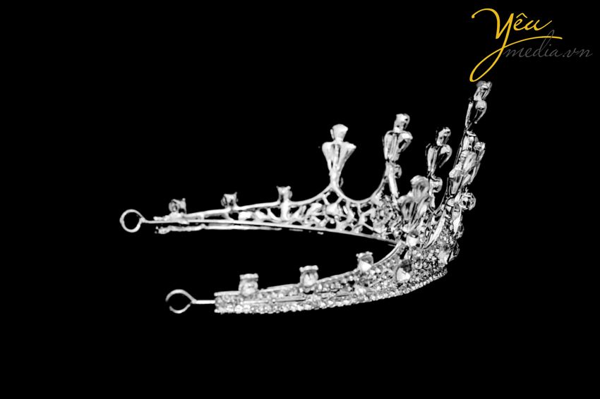 Bán và cho thuê Vương miện Vua, Vương miện Hoàng hậu, Vương miện công chúa, Vương miện Hoa hậu, Vương miện Á hậu, Vương miện cho người lớn và trẻ em, Vương miện cô dâu, Vương miện chụp ảnh cưới... với Nhiều màu sắc, nhiều chất liệu, nhiều hoa văn chỉ có duy nhất tại Yêu Media.