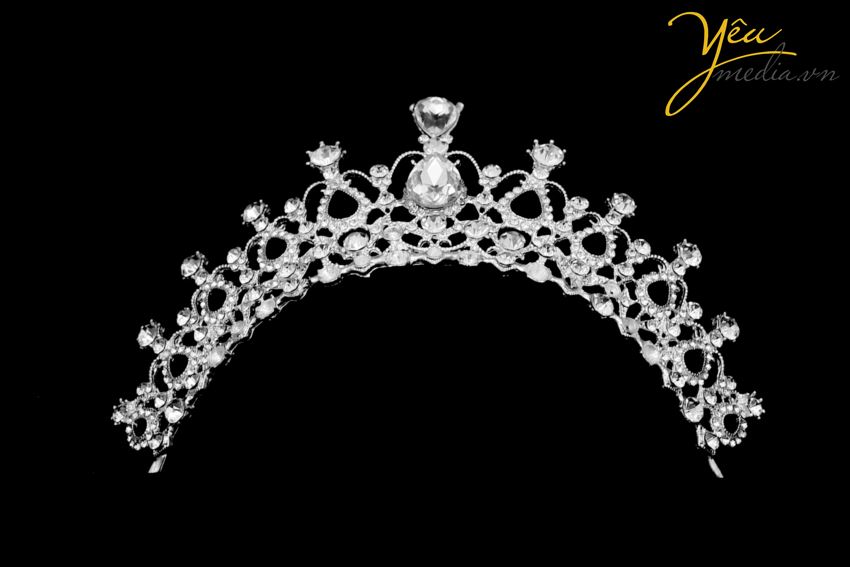 Bán và cho thuê Vương miện Vua, Vương miện Hoàng hậu, Vương miện công chúa, Vương miện Hoa hậu, Vương miện Á hậu, Vương miện cho người lớn và trẻ em, Vương miện cô dâu, Vương miện chụp ảnh cưới... với Nhiều màu sắc, nhiều chất liệu, nhiều hoa văn chỉ có duy nhất tại Yêu Media.