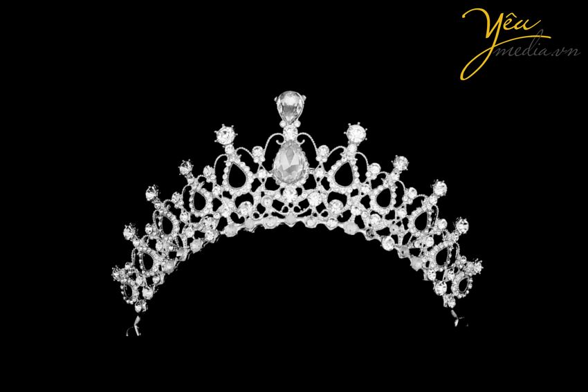 Bán và cho thuê Vương miện Vua, Vương miện Hoàng hậu, Vương miện công chúa, Vương miện Hoa hậu, Vương miện Á hậu, Vương miện cho người lớn và trẻ em, Vương miện cô dâu, Vương miện chụp ảnh cưới... với Nhiều màu sắc, nhiều chất liệu, nhiều hoa văn chỉ có duy nhất tại Yêu Media.