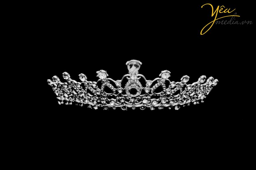 Bán và cho thuê Vương miện Vua, Vương miện Hoàng hậu, Vương miện công chúa, Vương miện Hoa hậu, Vương miện Á hậu, Vương miện cho người lớn và trẻ em, Vương miện cô dâu, Vương miện chụp ảnh cưới... với Nhiều màu sắc, nhiều chất liệu, nhiều hoa văn chỉ có duy nhất tại Yêu Media.