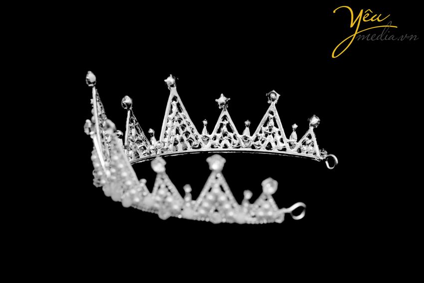 Bán và cho thuê Vương miện Vua, Vương miện Hoàng hậu, Vương miện công chúa, Vương miện Hoa hậu, Vương miện Á hậu, Vương miện cho người lớn và trẻ em, Vương miện cô dâu, Vương miện chụp ảnh cưới... với Nhiều màu sắc, nhiều chất liệu, nhiều hoa văn chỉ có duy nhất tại Yêu Media.