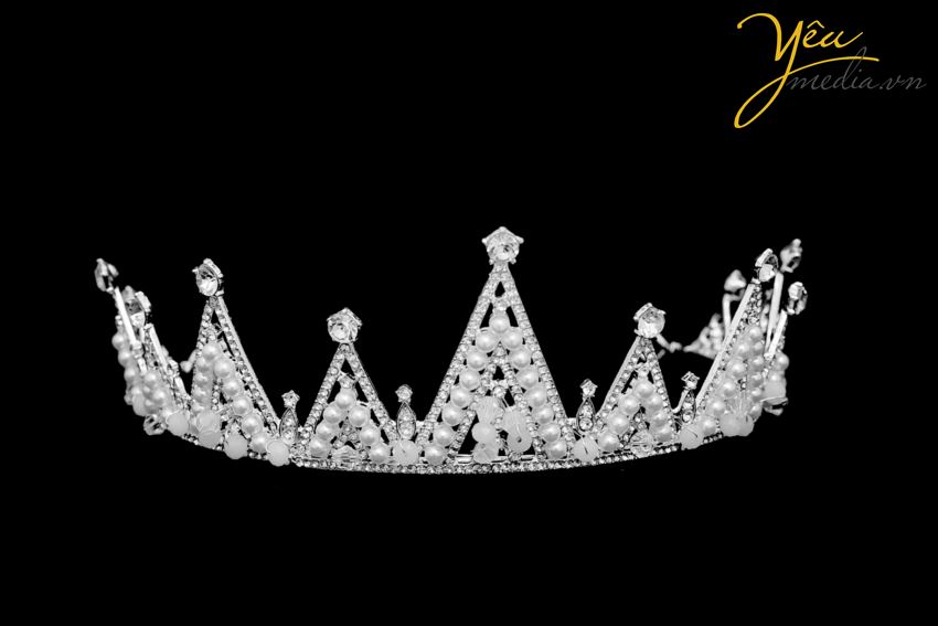 Bán và cho thuê Vương miện Vua, Vương miện Hoàng hậu, Vương miện công chúa, Vương miện Hoa hậu, Vương miện Á hậu, Vương miện cho người lớn và trẻ em, Vương miện cô dâu, Vương miện chụp ảnh cưới... với Nhiều màu sắc, nhiều chất liệu, nhiều hoa văn chỉ có duy nhất tại Yêu Media.