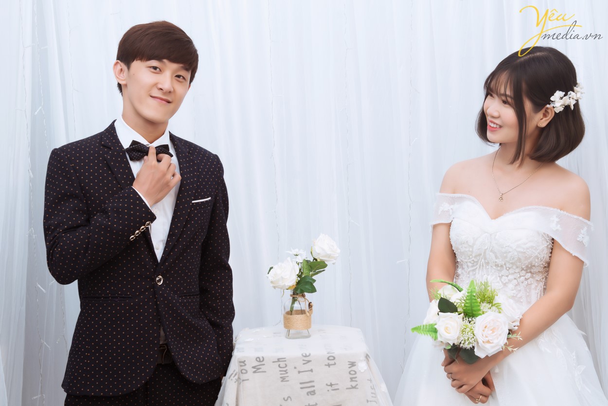 Đơn giản và nhẹ nhàng, xu hướng chụp ảnh cưới đang rất được nhiều cô dâu ưa chuộng cho bộ ảnh cưới để đời của mình. Cặp đôi Nguyên - Dương đã cùng Yêu media Studio chọn cho mình một bộ ảnh mang phong cách Hàn Quốc đơn giản nhưng tinh tế - chụp ngay tại studio của chúng tôi tại chi nhánh Hà Nội. Còn bạn, bạn đang phân vân điều gì khi lựa chọn chụp một album ảnh cưới ? - Địa điểm chụp ảnh ? Thời gian, giá cả ? Ảnh không như chất lượng quảng cáo ? Phát sinh thêm nhiều chi phí ? . . . Yêu Media sẽ tư vấn cho các cặp đôi có một album cưới như mong muốn với chỉ duy nhất 1 ekip chụp cho tất cả những hình ảnh đã đăng trên Fanpage, tuyệt đối không thuê thợ bên ngoài để chất lượng bị giảm và chỉ 1 ekip cho chất lượng ra sẽ như ảnh quảng cáo! Yêu media sẽ báo đầy đủ chi phí và không phát sinh thêm trong quá trình chụp trước khi kí hợp đồng để Cô dâu - Chú rể yên tâm khi đặt trọn niềm tin vào bộ ảnh cưới sắp tới.