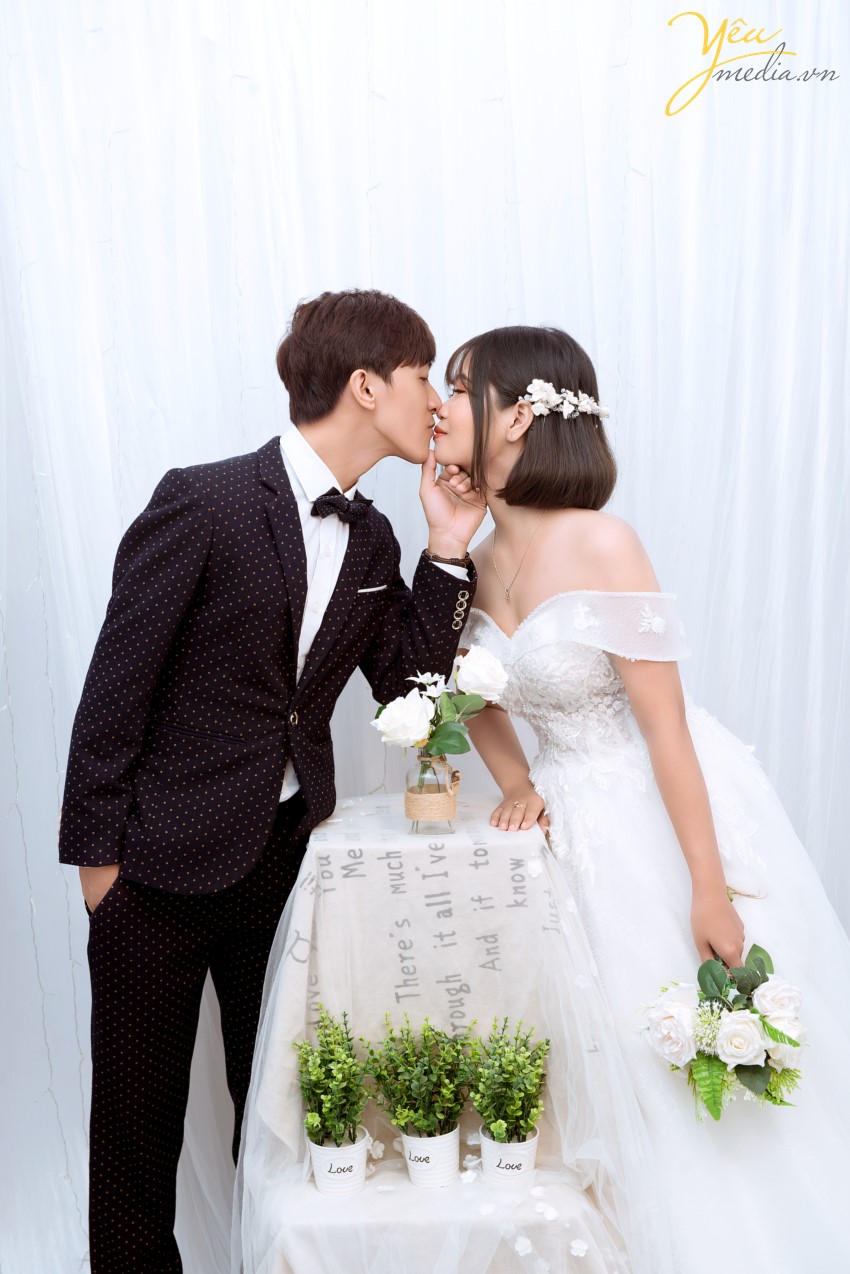 Đơn giản và nhẹ nhàng, xu hướng chụp ảnh cưới đang rất được nhiều cô dâu ưa chuộng cho bộ ảnh cưới để đời của mình. Cặp đôi Nguyên - Dương đã cùng Yêu media Studio chọn cho mình một bộ ảnh mang phong cách Hàn Quốc đơn giản nhưng tinh tế - chụp ngay tại studio của chúng tôi tại chi nhánh Hà Nội. Còn bạn, bạn đang phân vân điều gì khi lựa chọn chụp một album ảnh cưới ? - Địa điểm chụp ảnh ? Thời gian, giá cả ? Ảnh không như chất lượng quảng cáo ? Phát sinh thêm nhiều chi phí ? . . . Yêu Media sẽ tư vấn cho các cặp đôi có một album cưới như mong muốn với chỉ duy nhất 1 ekip chụp cho tất cả những hình ảnh đã đăng trên Fanpage, tuyệt đối không thuê thợ bên ngoài để chất lượng bị giảm và chỉ 1 ekip cho chất lượng ra sẽ như ảnh quảng cáo! Yêu media sẽ báo đầy đủ chi phí và không phát sinh thêm trong quá trình chụp trước khi kí hợp đồng để Cô dâu - Chú rể yên tâm khi đặt trọn niềm tin vào bộ ảnh cưới sắp tới.