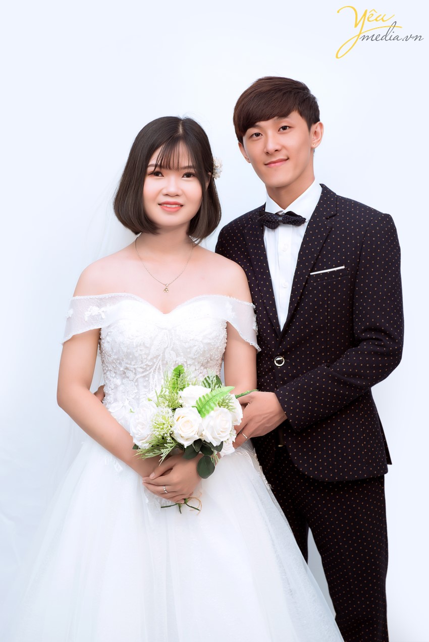 Đơn giản và nhẹ nhàng, xu hướng chụp ảnh cưới đang rất được nhiều cô dâu ưa chuộng cho bộ ảnh cưới để đời của mình. Cặp đôi Nguyên - Dương đã cùng Yêu media Studio chọn cho mình một bộ ảnh mang phong cách Hàn Quốc đơn giản nhưng tinh tế - chụp ngay tại studio của chúng tôi tại chi nhánh Hà Nội. Còn bạn, bạn đang phân vân điều gì khi lựa chọn chụp một album ảnh cưới ? - Địa điểm chụp ảnh ? Thời gian, giá cả ? Ảnh không như chất lượng quảng cáo ? Phát sinh thêm nhiều chi phí ? . . . Yêu Media sẽ tư vấn cho các cặp đôi có một album cưới như mong muốn với chỉ duy nhất 1 ekip chụp cho tất cả những hình ảnh đã đăng trên Fanpage, tuyệt đối không thuê thợ bên ngoài để chất lượng bị giảm và chỉ 1 ekip cho chất lượng ra sẽ như ảnh quảng cáo! Yêu media sẽ báo đầy đủ chi phí và không phát sinh thêm trong quá trình chụp trước khi kí hợp đồng để Cô dâu - Chú rể yên tâm khi đặt trọn niềm tin vào bộ ảnh cưới sắp tới.