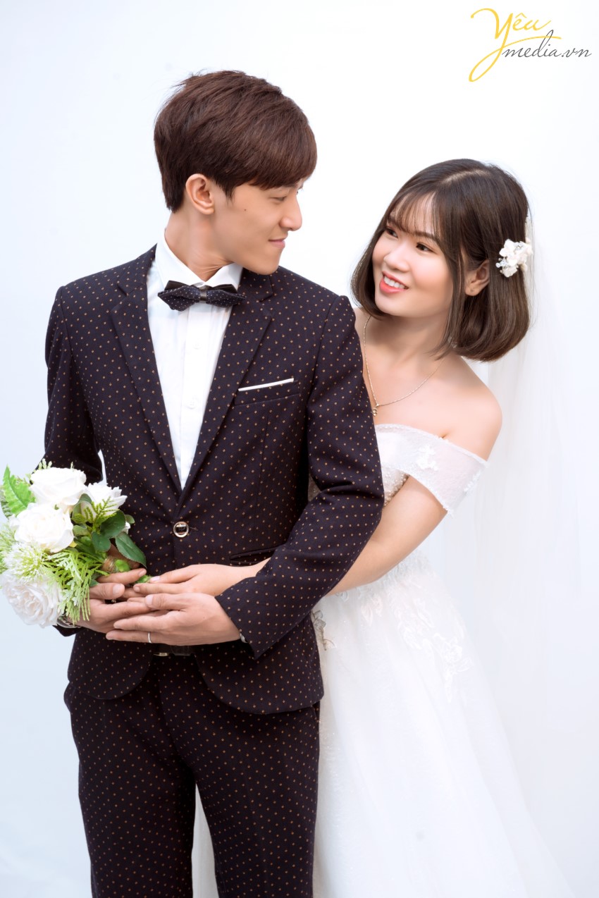 Đơn giản và nhẹ nhàng, xu hướng chụp ảnh cưới đang rất được nhiều cô dâu ưa chuộng cho bộ ảnh cưới để đời của mình. Cặp đôi Nguyên - Dương đã cùng Yêu media Studio chọn cho mình một bộ ảnh mang phong cách Hàn Quốc đơn giản nhưng tinh tế - chụp ngay tại studio của chúng tôi tại chi nhánh Hà Nội. Còn bạn, bạn đang phân vân điều gì khi lựa chọn chụp một album ảnh cưới ? - Địa điểm chụp ảnh ? Thời gian, giá cả ? Ảnh không như chất lượng quảng cáo ? Phát sinh thêm nhiều chi phí ? . . . Yêu Media sẽ tư vấn cho các cặp đôi có một album cưới như mong muốn với chỉ duy nhất 1 ekip chụp cho tất cả những hình ảnh đã đăng trên Fanpage, tuyệt đối không thuê thợ bên ngoài để chất lượng bị giảm và chỉ 1 ekip cho chất lượng ra sẽ như ảnh quảng cáo! Yêu media sẽ báo đầy đủ chi phí và không phát sinh thêm trong quá trình chụp trước khi kí hợp đồng để Cô dâu - Chú rể yên tâm khi đặt trọn niềm tin vào bộ ảnh cưới sắp tới.