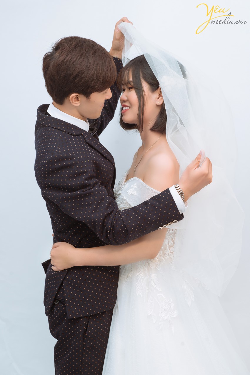 Đơn giản và nhẹ nhàng, xu hướng chụp ảnh cưới đang rất được nhiều cô dâu ưa chuộng cho bộ ảnh cưới để đời của mình. Cặp đôi Nguyên - Dương đã cùng Yêu media Studio chọn cho mình một bộ ảnh mang phong cách Hàn Quốc đơn giản nhưng tinh tế - chụp ngay tại studio của chúng tôi tại chi nhánh Hà Nội. Còn bạn, bạn đang phân vân điều gì khi lựa chọn chụp một album ảnh cưới ? - Địa điểm chụp ảnh ? Thời gian, giá cả ? Ảnh không như chất lượng quảng cáo ? Phát sinh thêm nhiều chi phí ? . . . Yêu Media sẽ tư vấn cho các cặp đôi có một album cưới như mong muốn với chỉ duy nhất 1 ekip chụp cho tất cả những hình ảnh đã đăng trên Fanpage, tuyệt đối không thuê thợ bên ngoài để chất lượng bị giảm và chỉ 1 ekip cho chất lượng ra sẽ như ảnh quảng cáo! Yêu media sẽ báo đầy đủ chi phí và không phát sinh thêm trong quá trình chụp trước khi kí hợp đồng để Cô dâu - Chú rể yên tâm khi đặt trọn niềm tin vào bộ ảnh cưới sắp tới.
