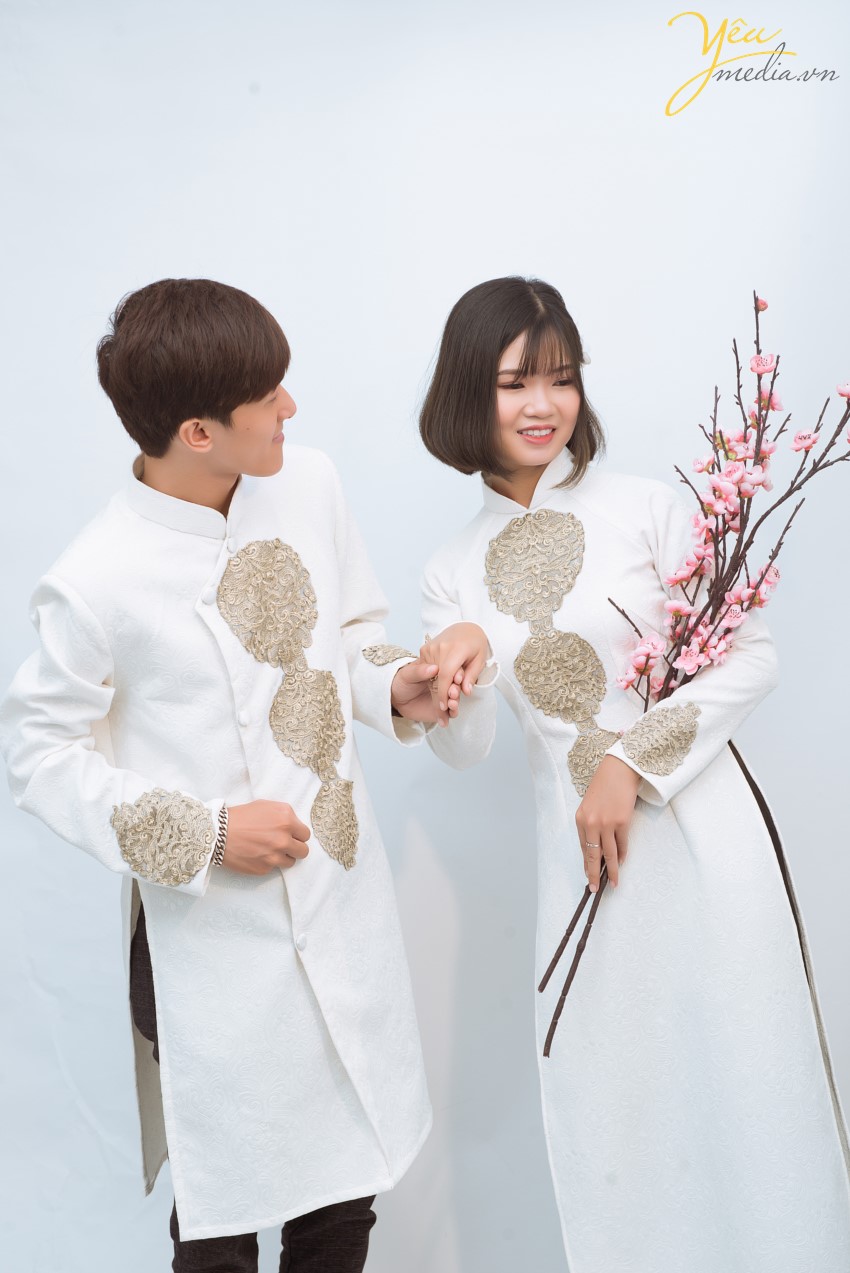 Đơn giản và nhẹ nhàng, xu hướng chụp ảnh cưới đang rất được nhiều cô dâu ưa chuộng cho bộ ảnh cưới để đời của mình. Cặp đôi Nguyên - Dương đã cùng Yêu media Studio chọn cho mình một bộ ảnh mang phong cách Hàn Quốc đơn giản nhưng tinh tế - chụp ngay tại studio của chúng tôi tại chi nhánh Hà Nội. Còn bạn, bạn đang phân vân điều gì khi lựa chọn chụp một album ảnh cưới ? - Địa điểm chụp ảnh ? Thời gian, giá cả ? Ảnh không như chất lượng quảng cáo ? Phát sinh thêm nhiều chi phí ? . . . Yêu Media sẽ tư vấn cho các cặp đôi có một album cưới như mong muốn với chỉ duy nhất 1 ekip chụp cho tất cả những hình ảnh đã đăng trên Fanpage, tuyệt đối không thuê thợ bên ngoài để chất lượng bị giảm và chỉ 1 ekip cho chất lượng ra sẽ như ảnh quảng cáo! Yêu media sẽ báo đầy đủ chi phí và không phát sinh thêm trong quá trình chụp trước khi kí hợp đồng để Cô dâu - Chú rể yên tâm khi đặt trọn niềm tin vào bộ ảnh cưới sắp tới.