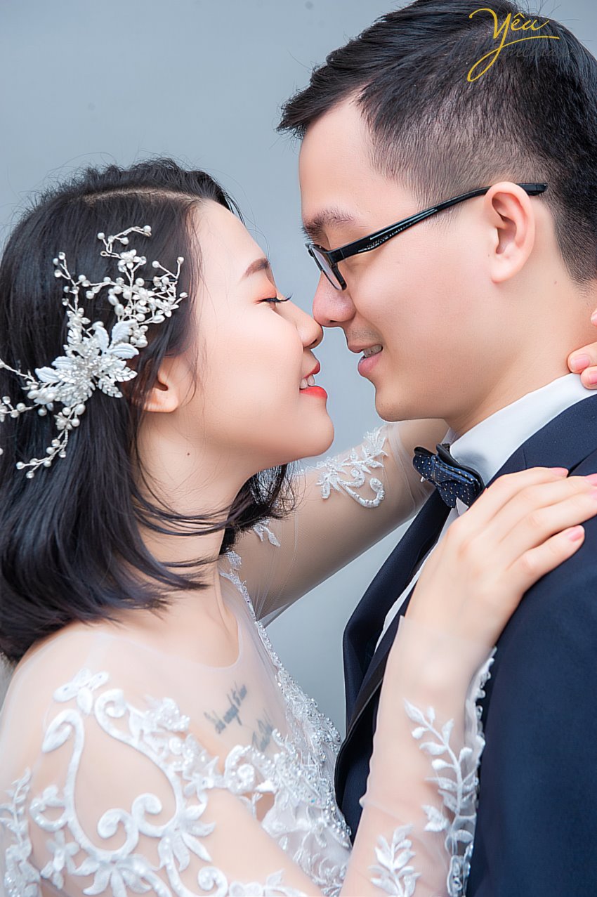 Chúng tôi còn nhớ cách đây khoảng 5 năm thì chụp trong studio dành cho các khách hàng mong muốn có bộ ảnh đẹp với chi phí tiết kiệm. Nhưng ngày nay thì điều đó hoàn toàn không phải là lý do của các cặp đôi. Mà xu hướng chụp ảnh cưới trong studio hiện tại đang được rất nhiều cặp đôi lựa chọn bởi ý tưởng cho bộ album trong studio hiện nay khá đa dạng và đẹp.