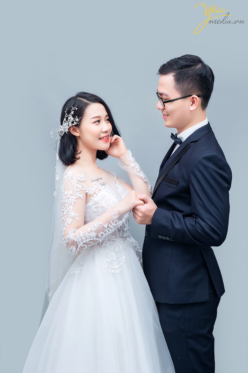 Chúng tôi còn nhớ cách đây khoảng 5 năm thì chụp trong studio dành cho các khách hàng mong muốn có bộ ảnh đẹp với chi phí tiết kiệm. Nhưng ngày nay thì điều đó hoàn toàn không phải là lý do của các cặp đôi. Mà xu hướng chụp ảnh cưới trong studio hiện tại đang được rất nhiều cặp đôi lựa chọn bởi ý tưởng cho bộ album trong studio hiện nay khá đa dạng và đẹp.