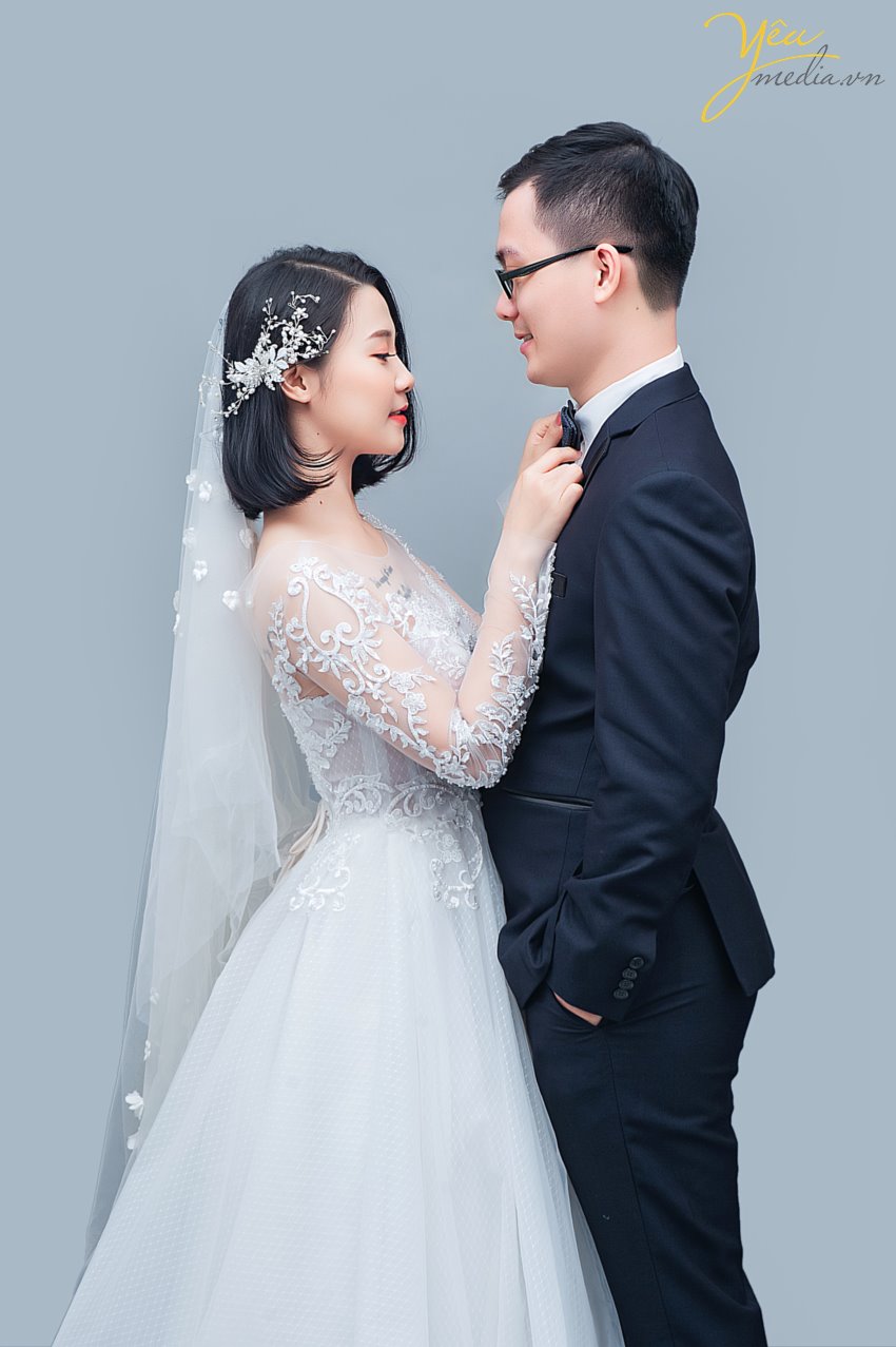 Chúng tôi còn nhớ cách đây khoảng 5 năm thì chụp trong studio dành cho các khách hàng mong muốn có bộ ảnh đẹp với chi phí tiết kiệm. Nhưng ngày nay thì điều đó hoàn toàn không phải là lý do của các cặp đôi. Mà xu hướng chụp ảnh cưới trong studio hiện tại đang được rất nhiều cặp đôi lựa chọn bởi ý tưởng cho bộ album trong studio hiện nay khá đa dạng và đẹp.