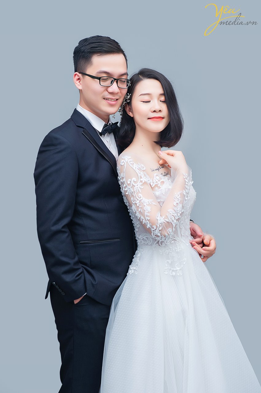 Chúng tôi còn nhớ cách đây khoảng 5 năm thì chụp trong studio dành cho các khách hàng mong muốn có bộ ảnh đẹp với chi phí tiết kiệm. Nhưng ngày nay thì điều đó hoàn toàn không phải là lý do của các cặp đôi. Mà xu hướng chụp ảnh cưới trong studio hiện tại đang được rất nhiều cặp đôi lựa chọn bởi ý tưởng cho bộ album trong studio hiện nay khá đa dạng và đẹp.