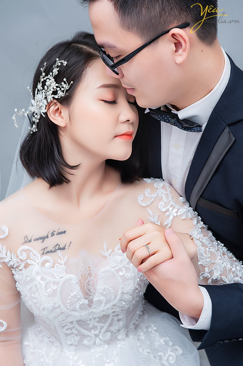 Chúng tôi còn nhớ cách đây khoảng 5 năm thì chụp trong studio dành cho các khách hàng mong muốn có bộ ảnh đẹp với chi phí tiết kiệm. Nhưng ngày nay thì điều đó hoàn toàn không phải là lý do của các cặp đôi. Mà xu hướng chụp ảnh cưới trong studio hiện tại đang được rất nhiều cặp đôi lựa chọn bởi ý tưởng cho bộ album trong studio hiện nay khá đa dạng và đẹp.