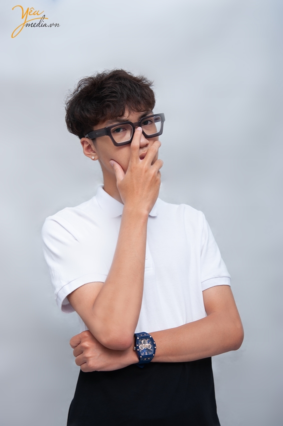 Ảnh chụp chân dung DJ Hoàng Việt trong studio