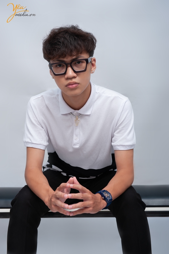 Ảnh chụp chân dung DJ Hoàng Việt trong studio