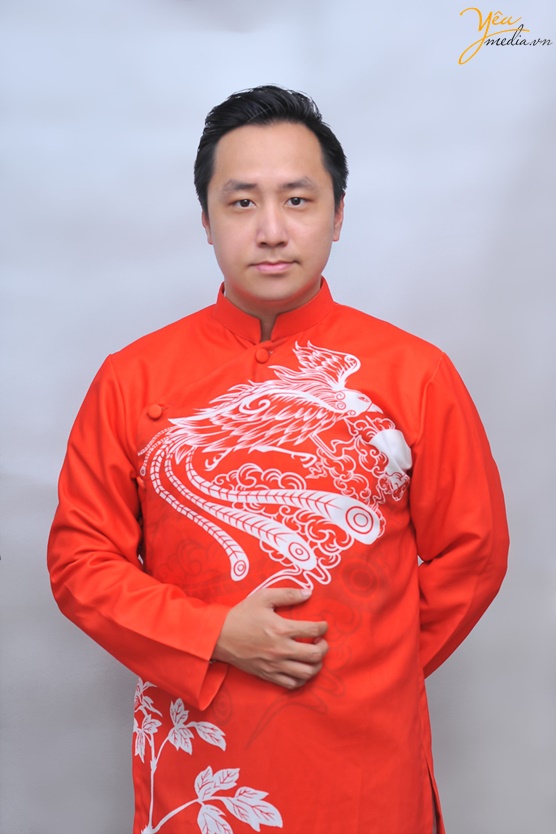 Áo dài nam đỏ hình phượng hoàng