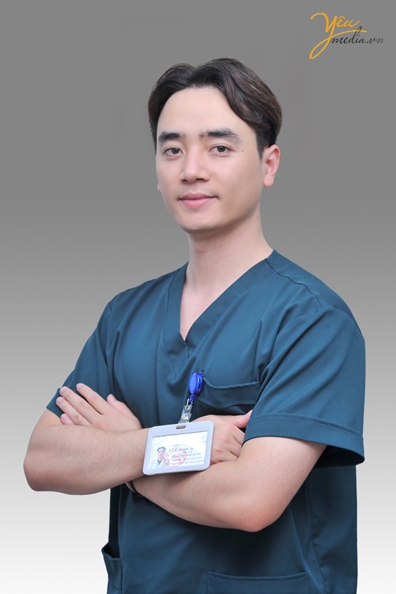 Bộ ảnh chụp chân dung nghề nghiệp trong studio của bác sĩ Quang Tiến