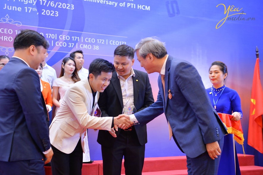 sự kiện tôn vinh sự học doanh nhân PTI convocation