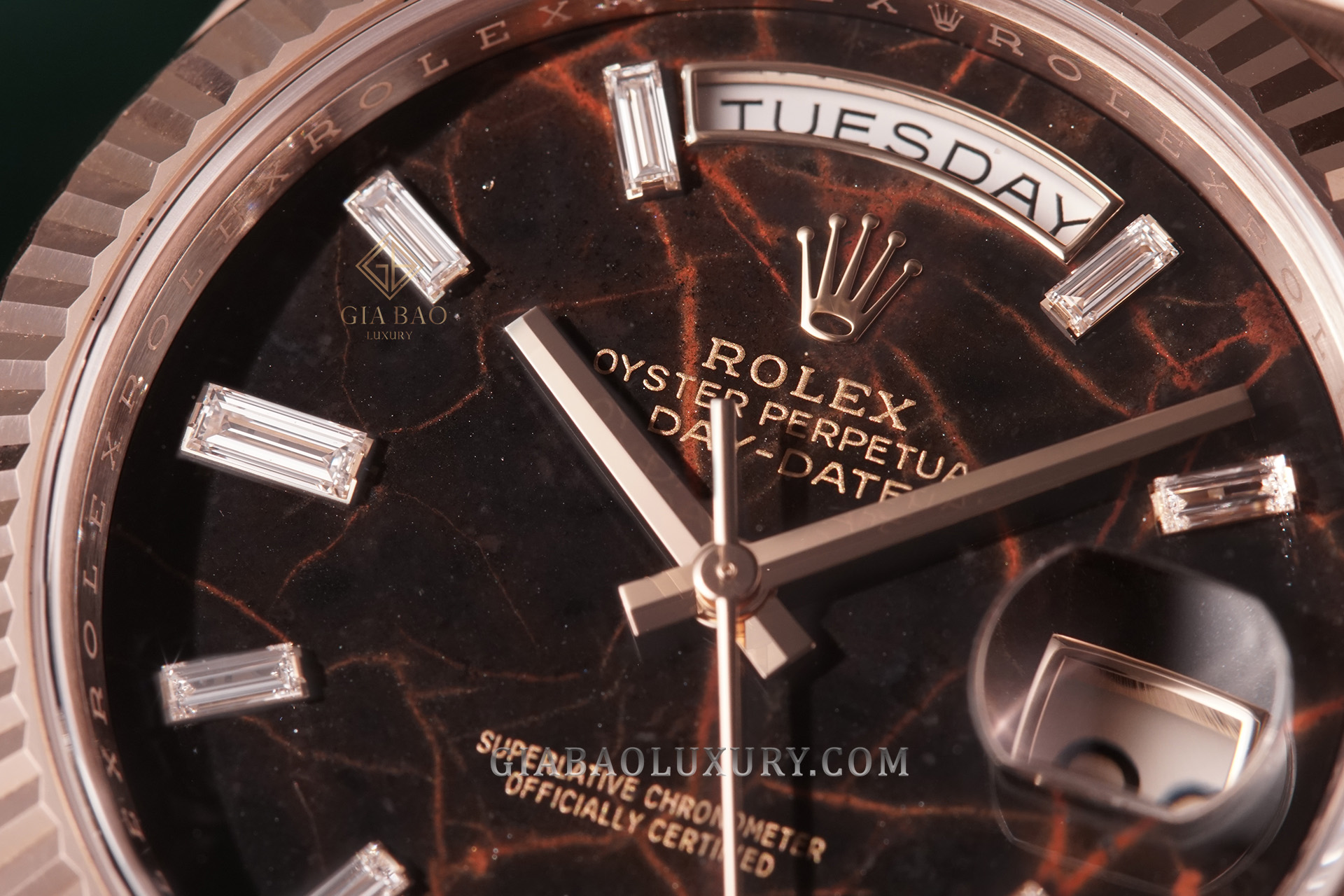 Cận cảnh đồng hồ Rolex Day-Date 40 228235 Mặt Số Eisenkiesel (New Model 2021)