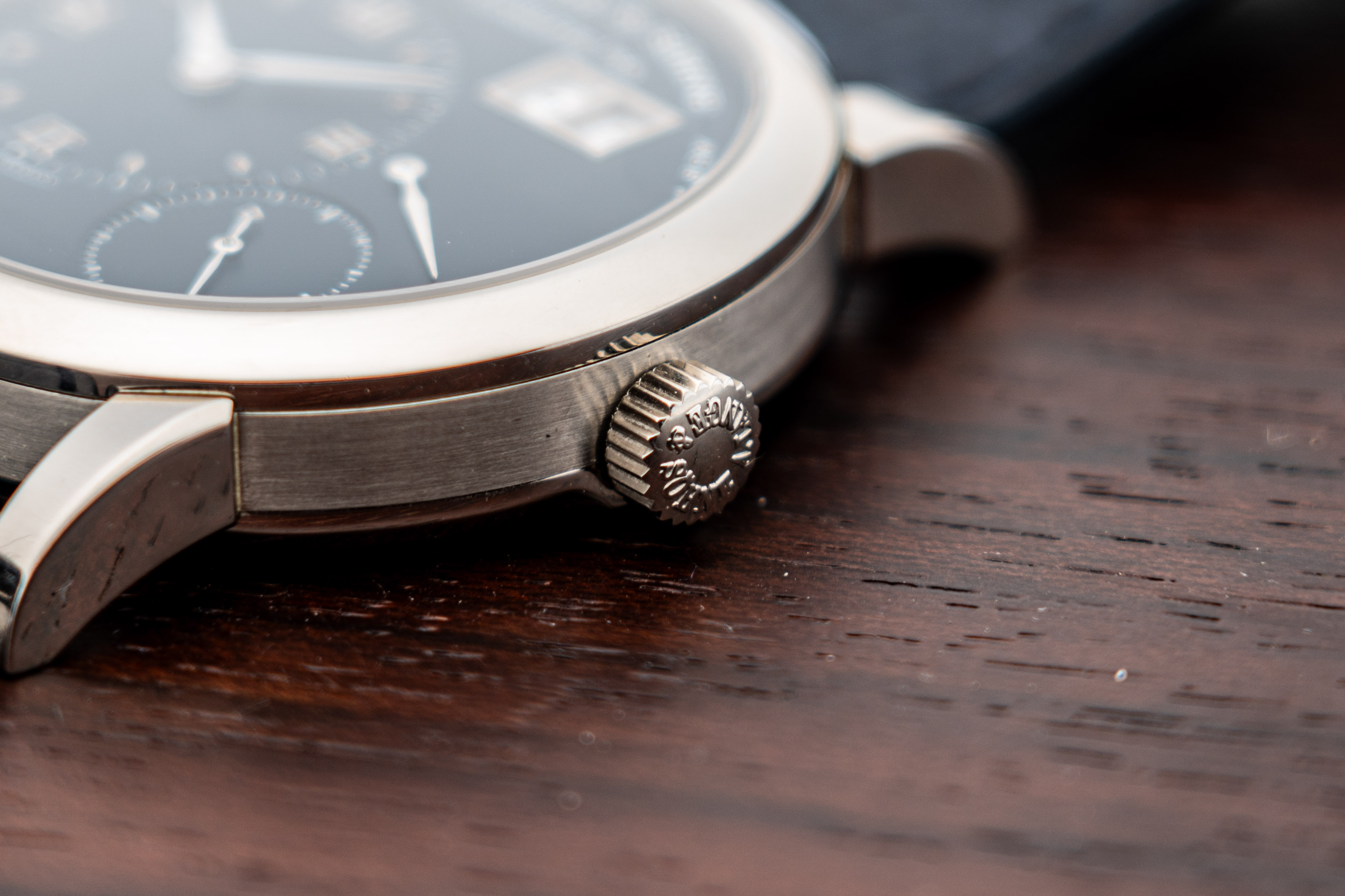 Phần khấc nhỏ trên lug được đánh gương, đối lập với lớp chải xước dọc cạnh vỏ Alange Sohne 1