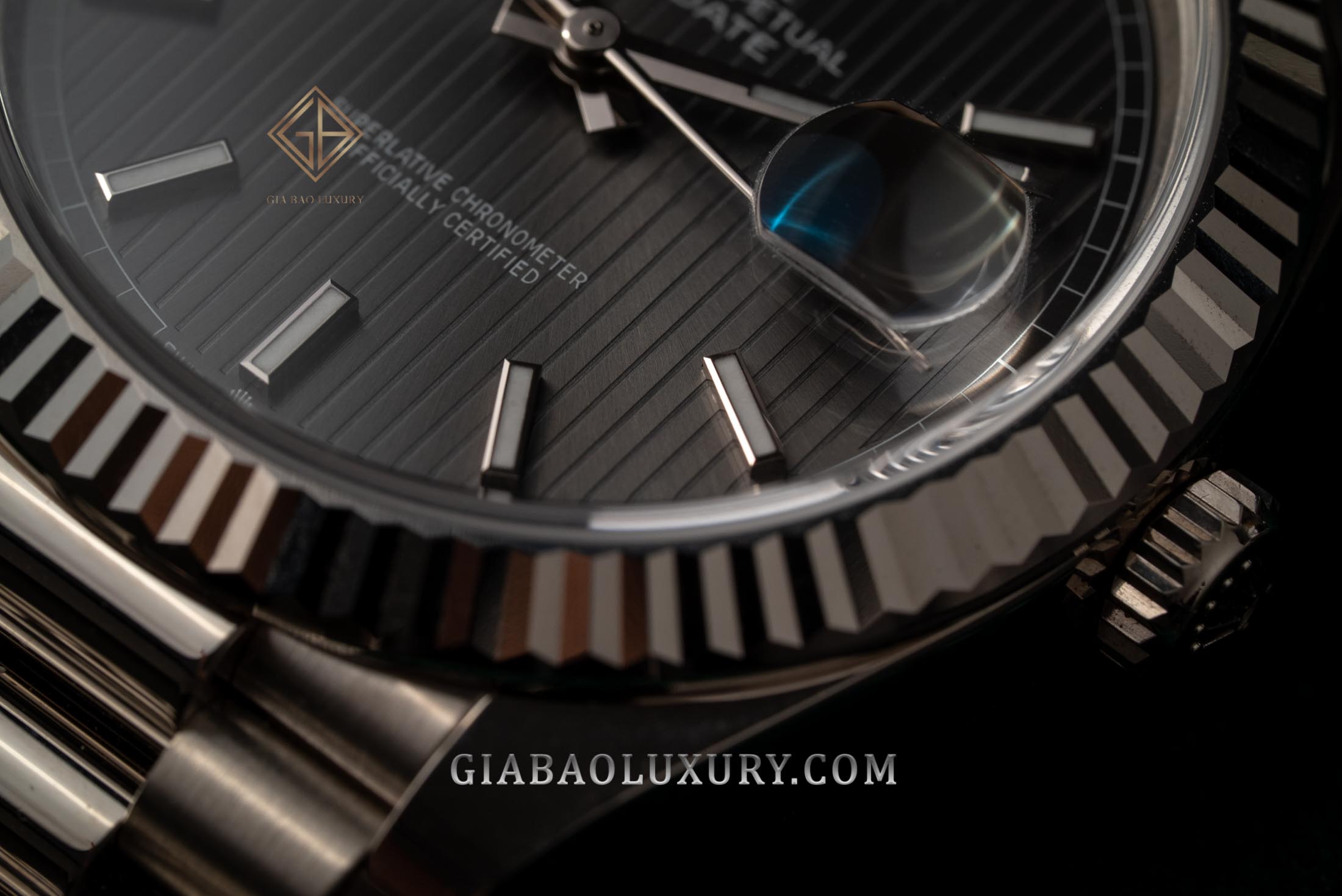 Đồng hồ Rolex Day-Date 228239 Mặt số Rhodium kẻ sọc