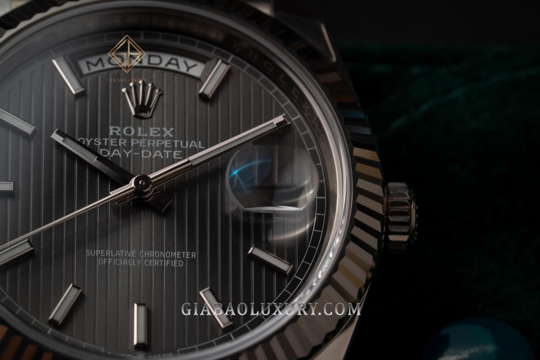 Đồng hồ Rolex Day-Date 228239 Mặt số Rhodium kẻ sọc