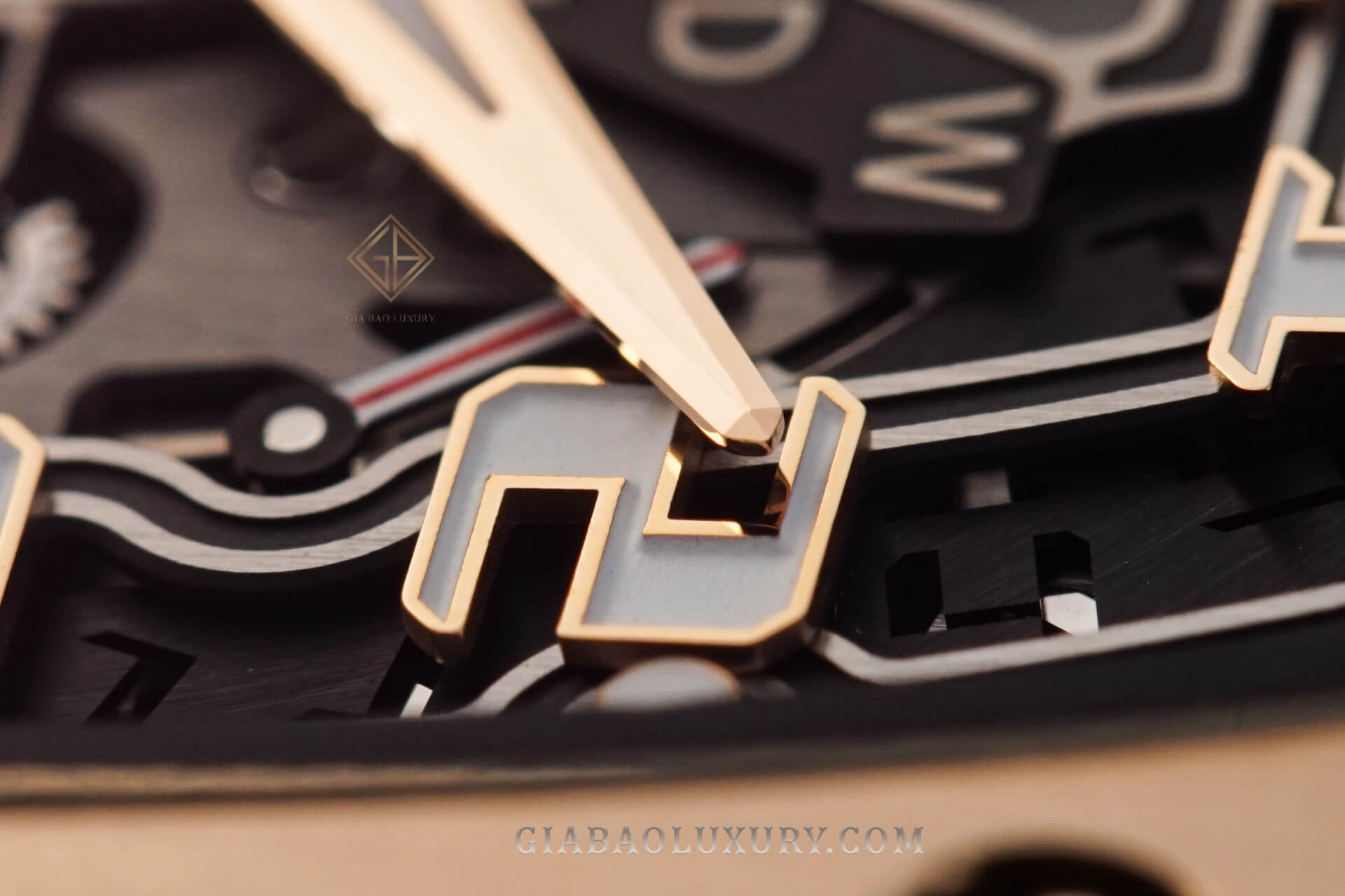 Đồng hồ thể thao cao cấp của Patek Philippe và Richard Mille - Gã khổng lồ và chú bé tí hon?