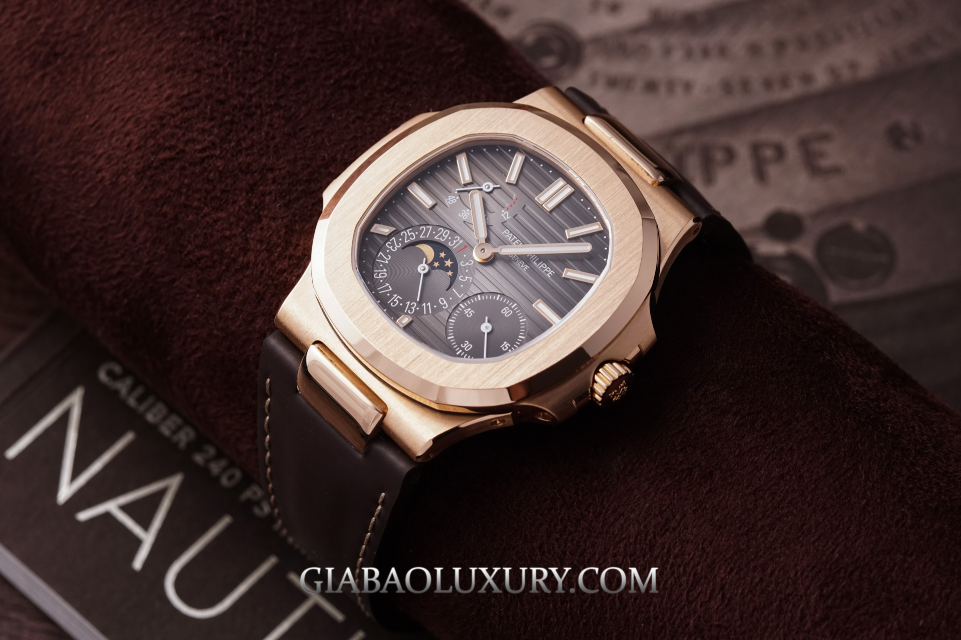 Review đồng hồ Patek Philippe Nautilus 5712R