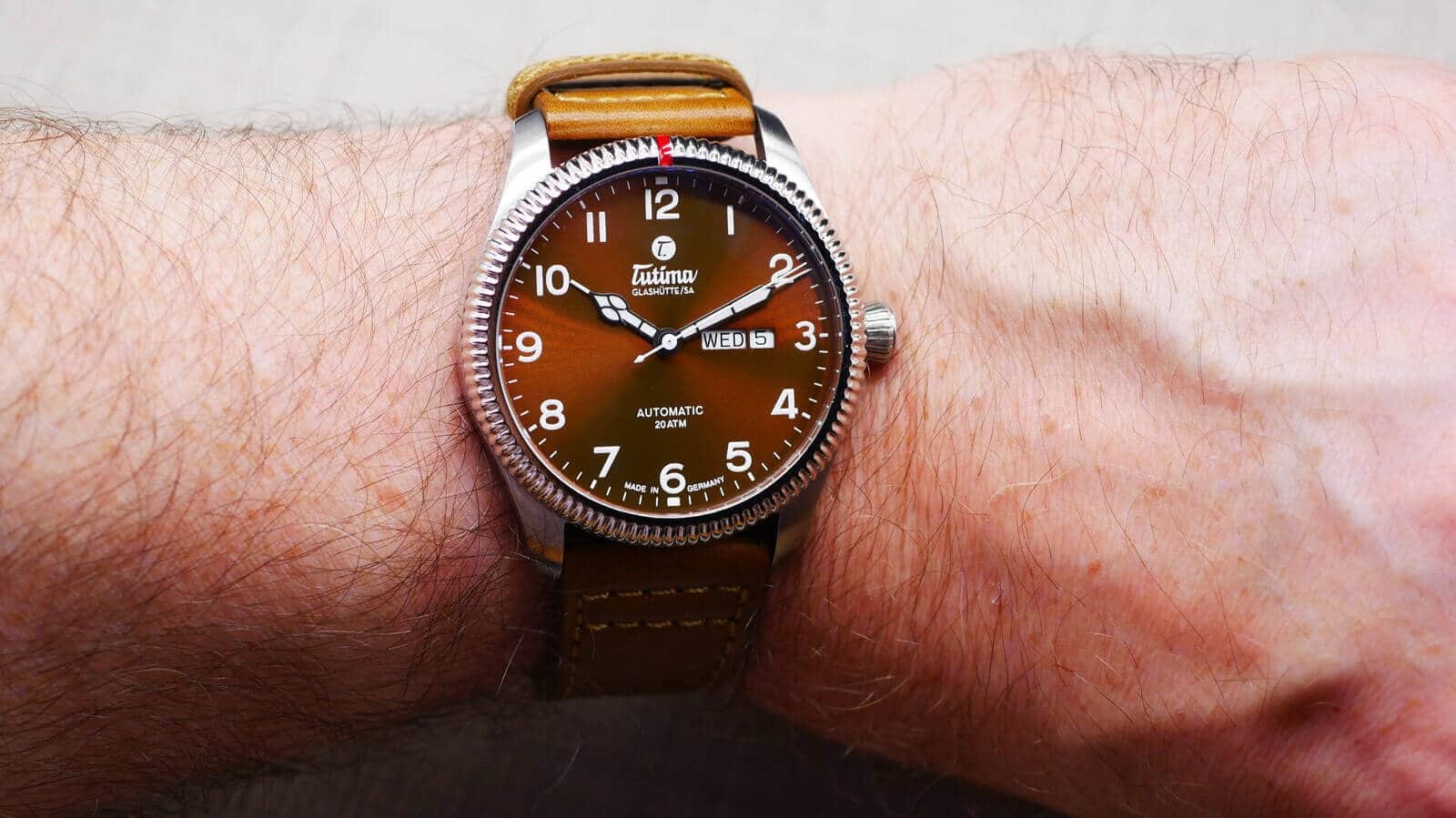 Tutima, dòng sản phẩm Grand Flieger Classic, Ref no: 6102-03, mặt số màu nâu