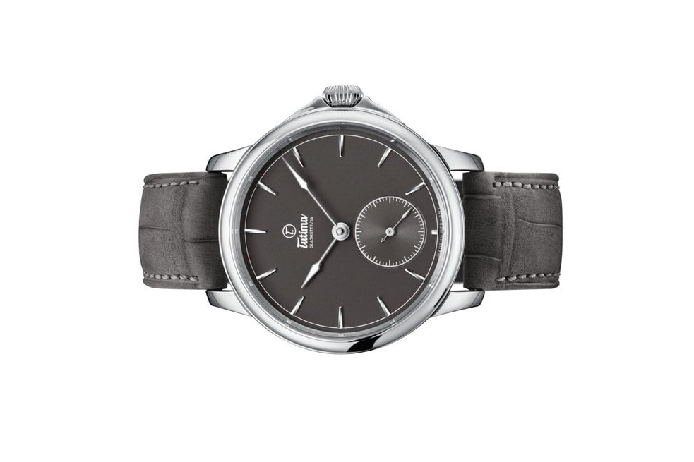 Đồng hồ đeo tay thương hiệu Tutima, dòng sản phẩm Patria, Ref no: 6610-02, mặt số màu xám, size 43mm, máy lên cót tay, vỏ đồng hồ bằng thép không gỉ, dây đeo da cá sấu, hàng mới 100%