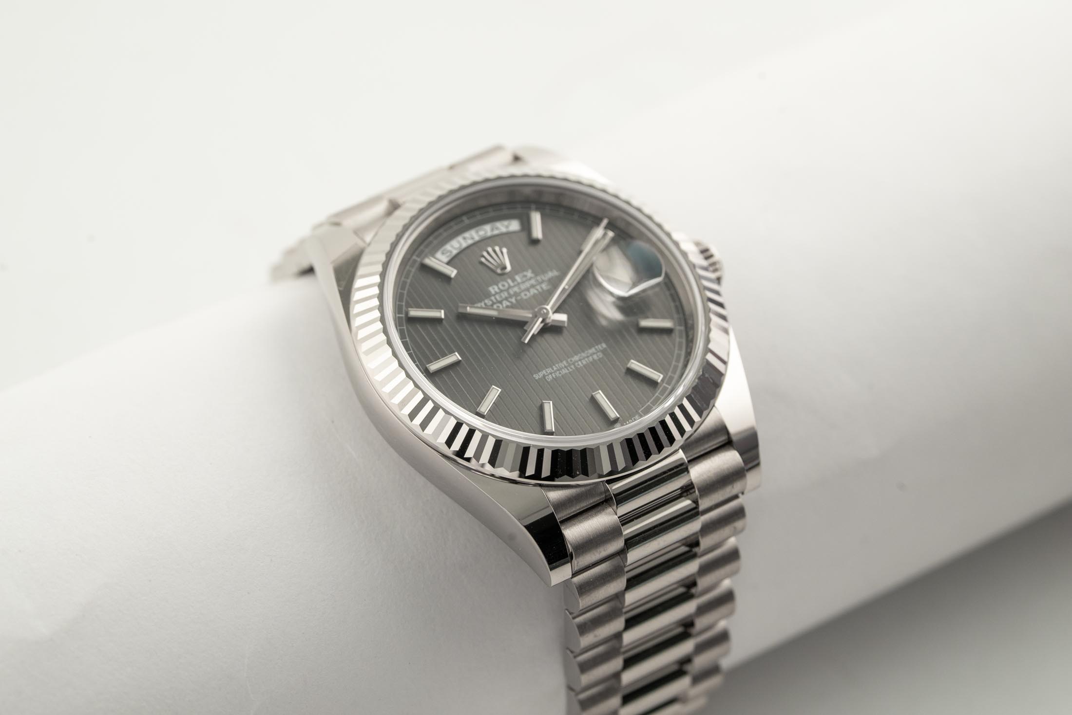 Đồng Hồ Rolex Day-Date 40 228239 Mặt Số Rhodium Họa Tiết Sọc