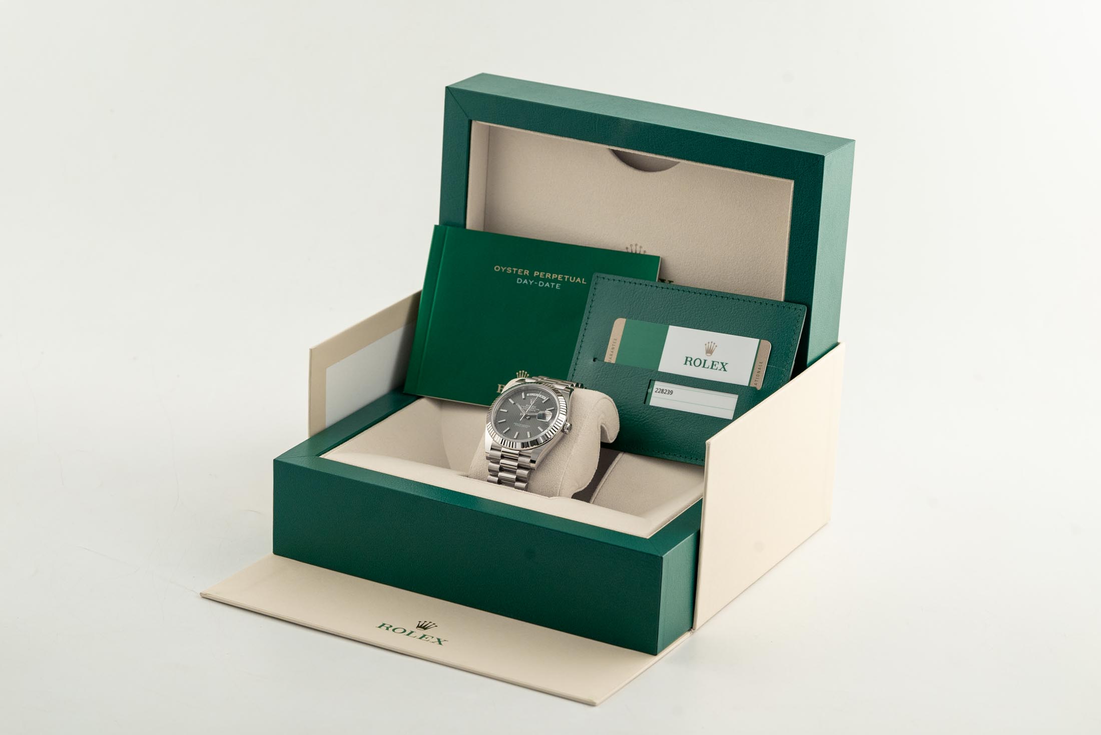 Đồng Hồ Rolex Day-Date 40 228239 Mặt Số Rhodium Họa Tiết Sọc