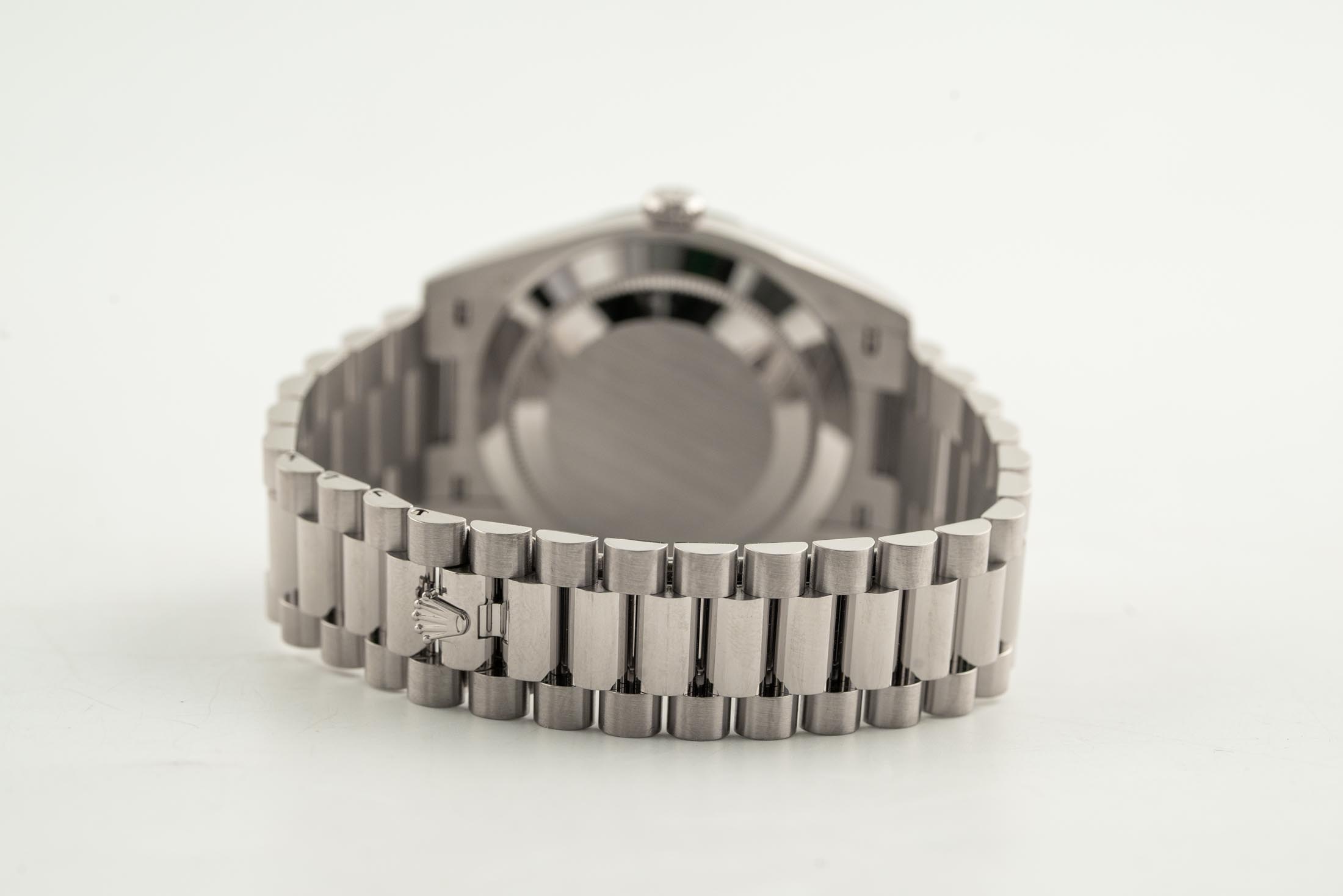 Đồng Hồ Rolex Day-Date 40 228239 Mặt Số Rhodium Họa Tiết Sọc