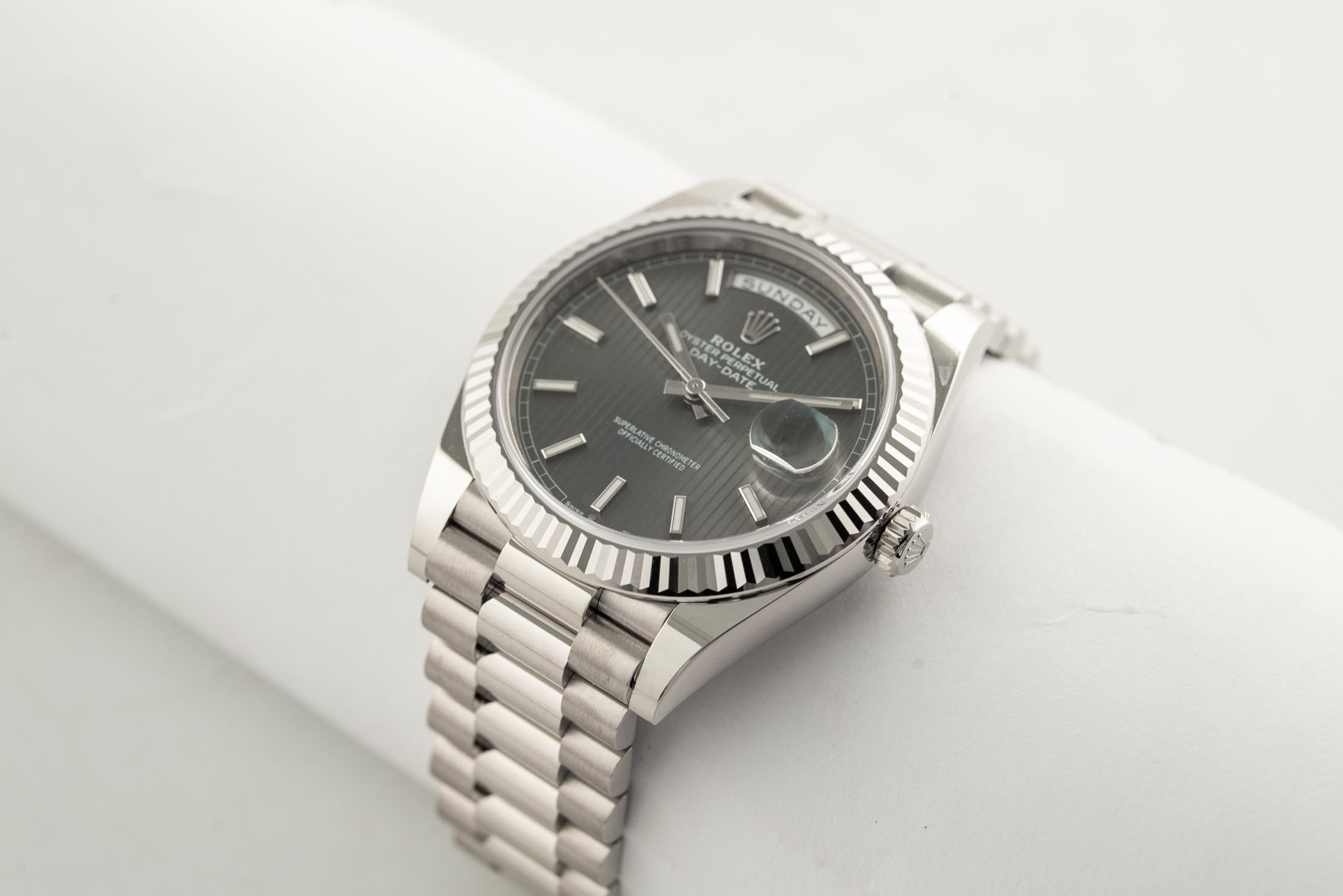 Đồng Hồ Rolex Day-Date 40 228239 Mặt Số Rhodium Họa Tiết Sọc