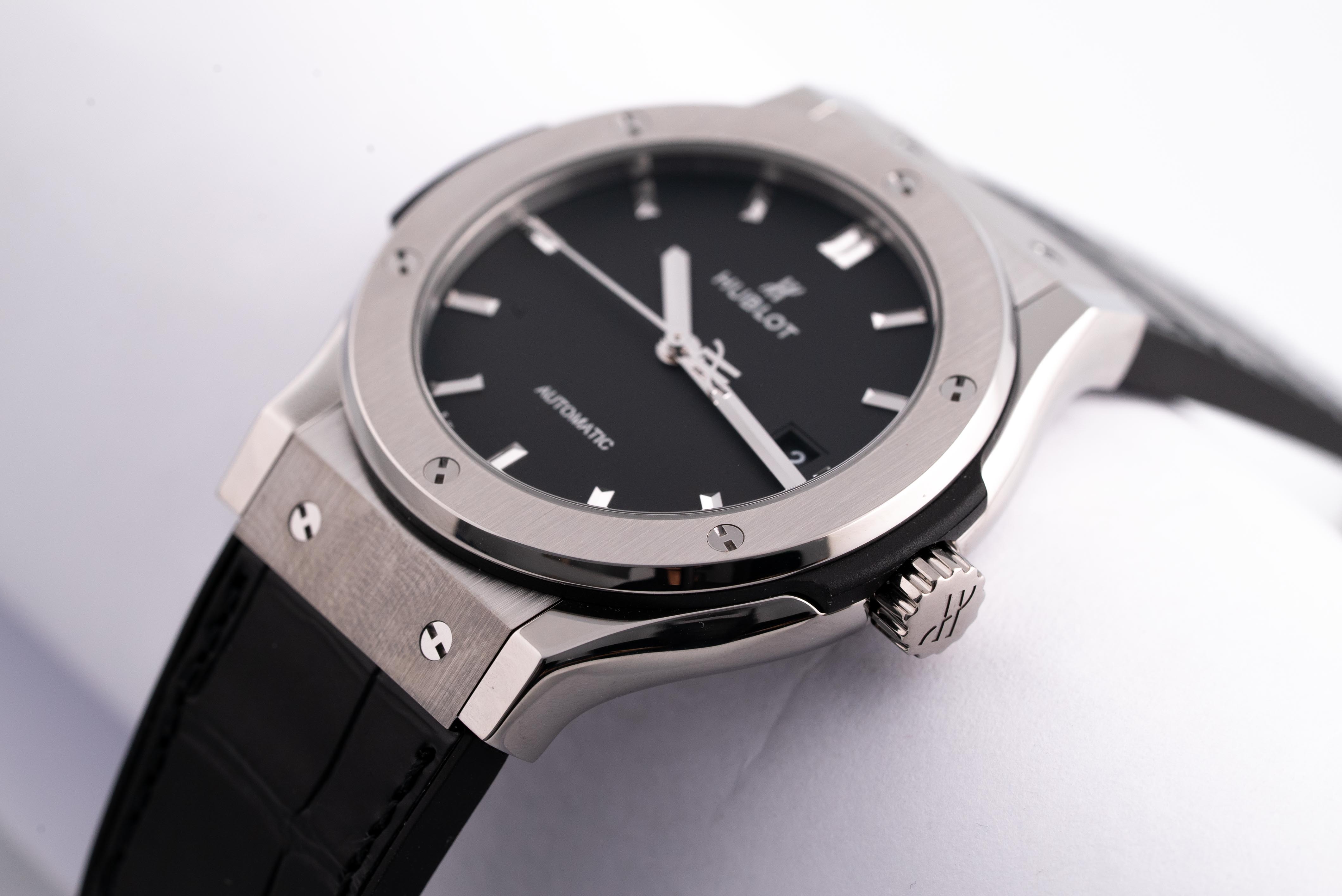 Đồng Hồ Hublot Classic Fusion Black Titanium 42mm 542.NX.1171.LR (Like New)